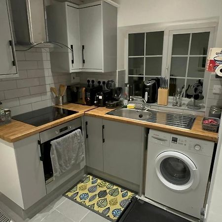Entire One Double Bedroom Apartment Лондон Экстерьер фото