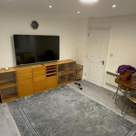 Entire One Double Bedroom Apartment Лондон Экстерьер фото