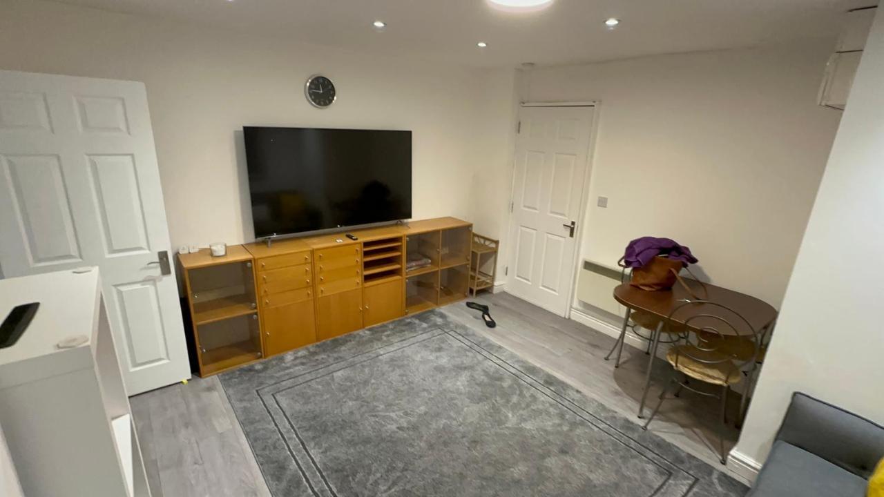 Entire One Double Bedroom Apartment Лондон Экстерьер фото