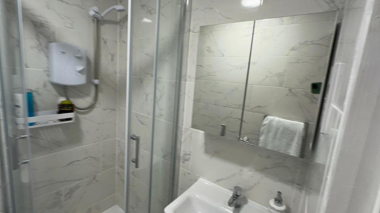 Entire One Double Bedroom Apartment Лондон Экстерьер фото